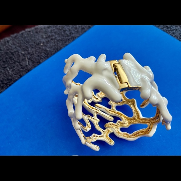 KJL Highly Collectible. Rare White Coral opening by hinges - Picture 8 of 13